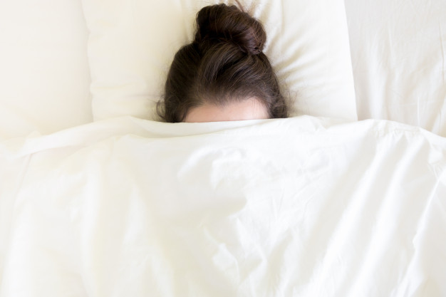 attractive-brunette-young-woman-blanket-bed-morning-time_157912-320